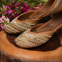 Experience elegance with Designer Juttis by Gulbhahar today!