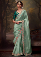 Saree: A perfect blend of tradition and modernity.