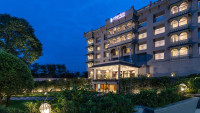What are the best hotels near Raipur Airport for a comfortable stay?